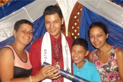 Kelvin Brito and family members pose for a photo