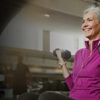 Woman lifting handweights.