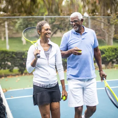 couple playing tennis