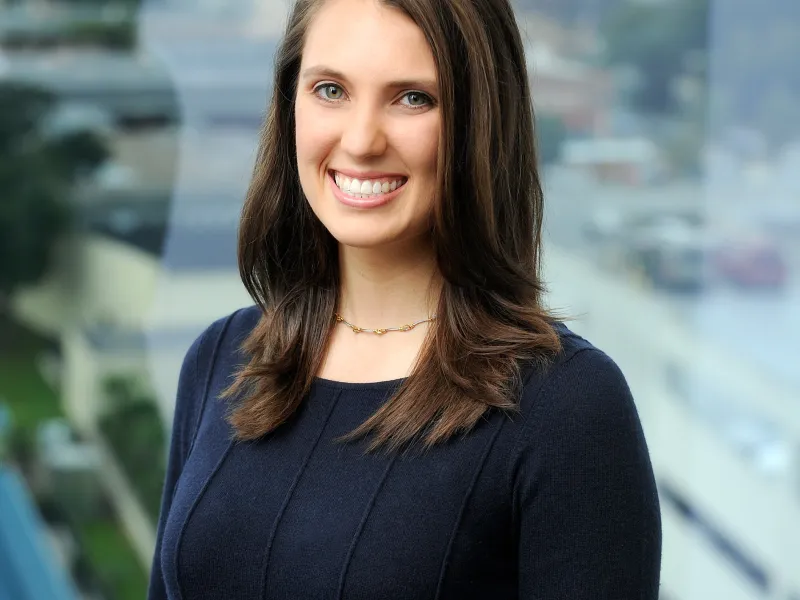 Headshot of Amanda Saxton.