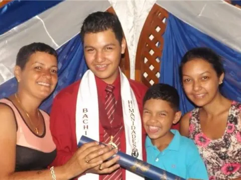 Kelvin Brito and family members pose for a photo