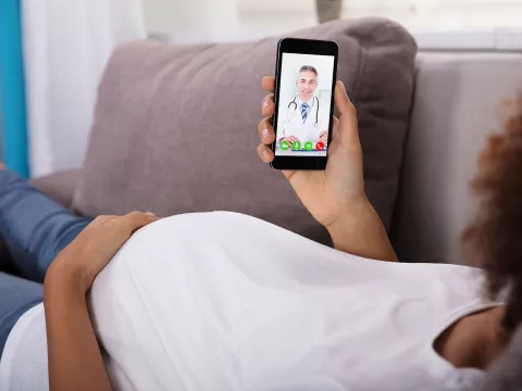 Pregnant woman asking her doctor for advice.