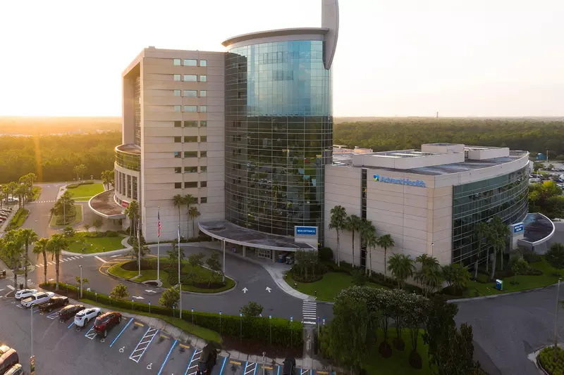A vast view of the AdventHealth Daytona hospital building
