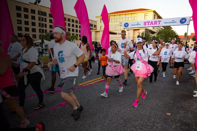 runners at pink on parade 2022