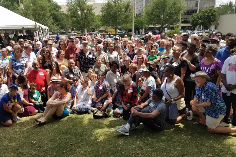 A large group of people gathered for a picnic photo