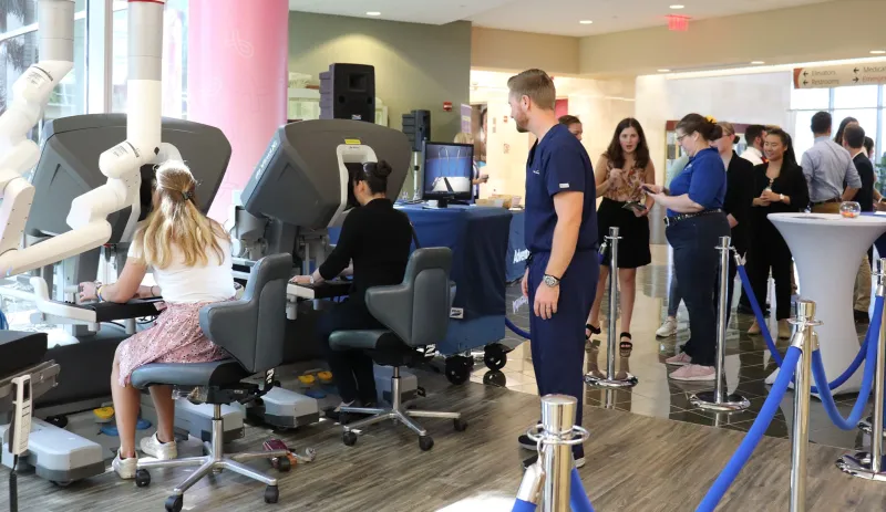 People using the Da Vinci XI technology