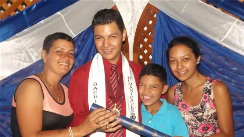 Kelvin Brito and family members pose for a photo